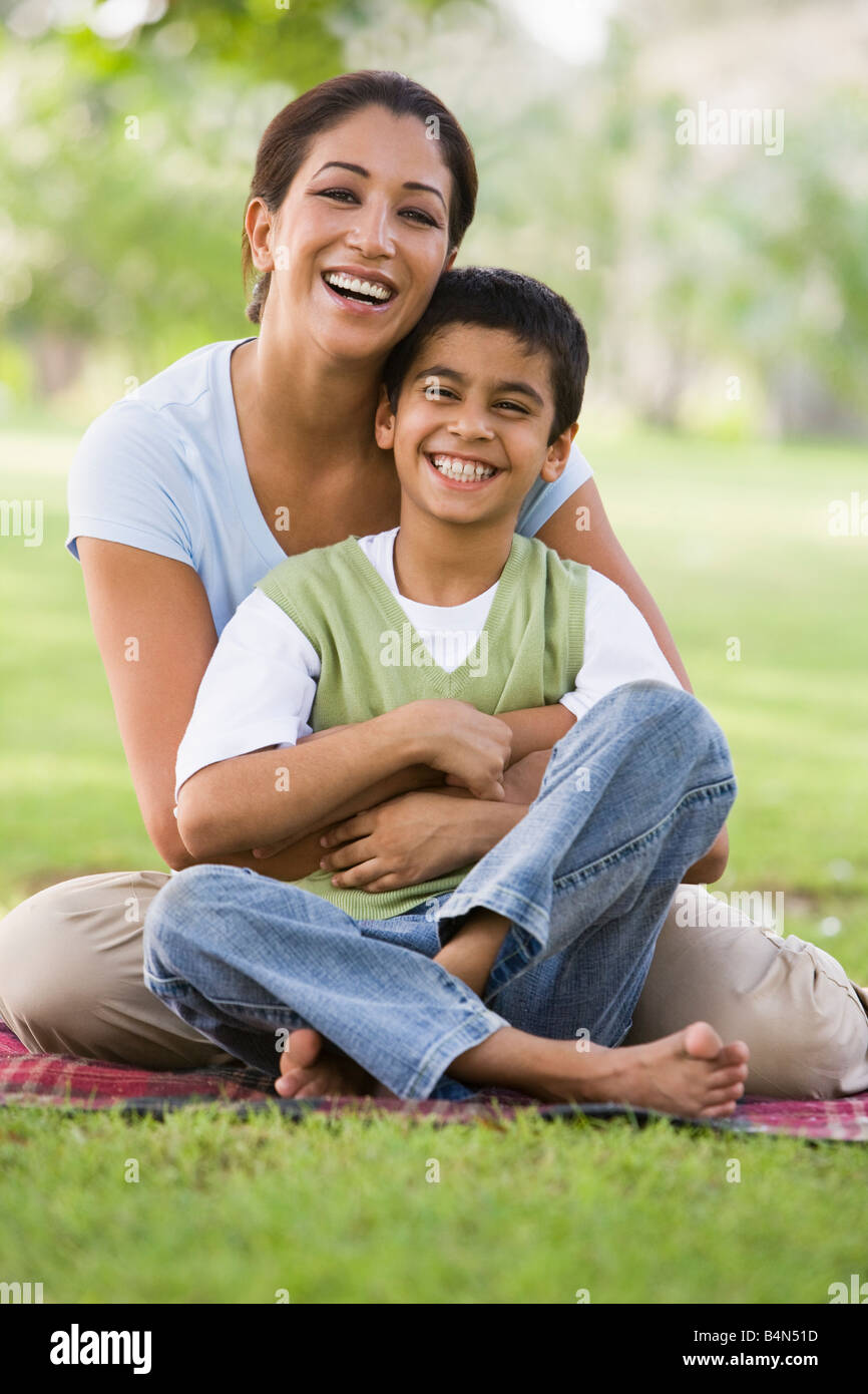 Mutter und Sohn im Freien im Park kleben und lächelnd (Tiefenschärfe) Stockfoto