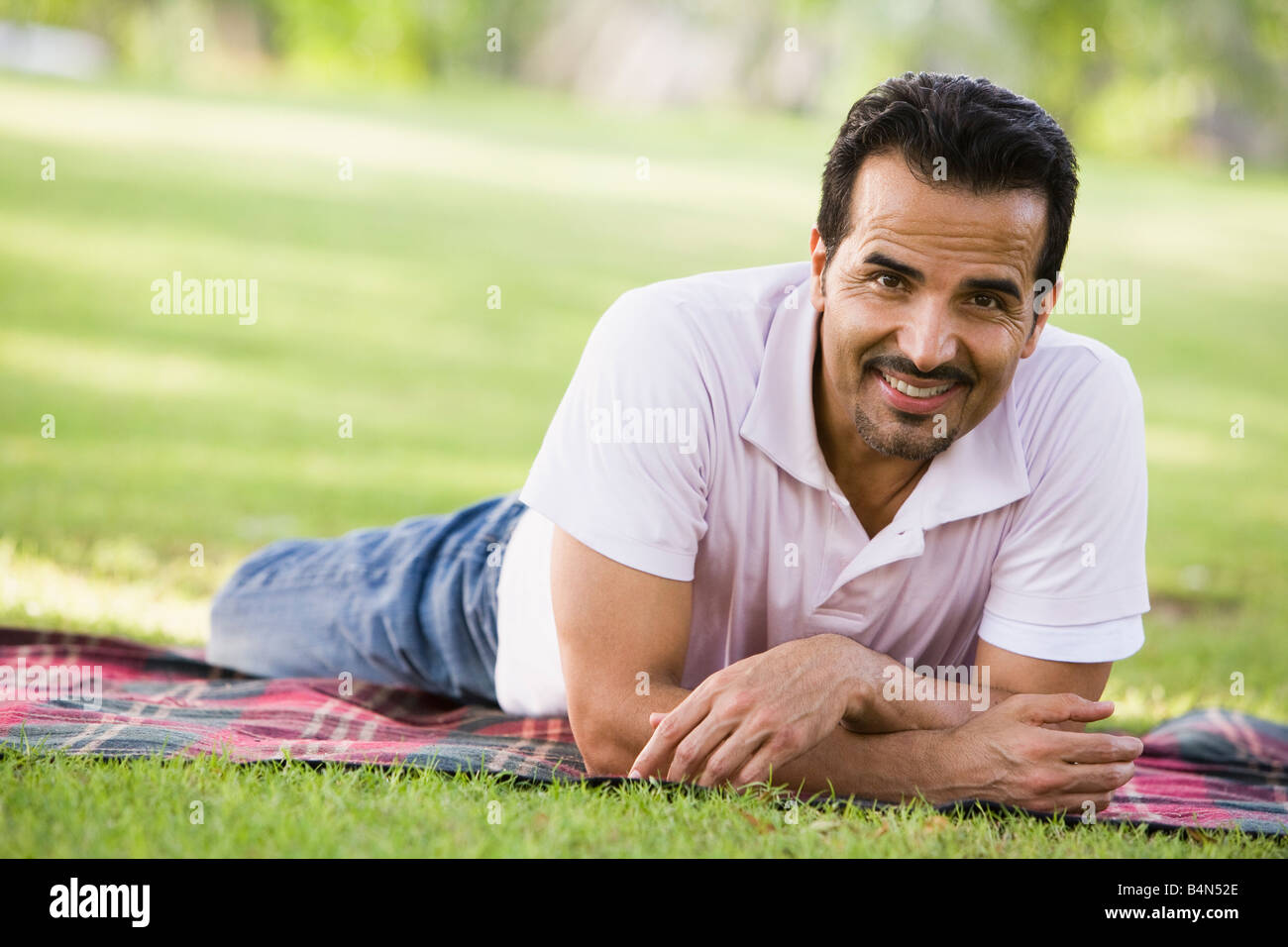 Mann liegen im Freien im Park lächelnd (Tiefenschärfe) Stockfoto