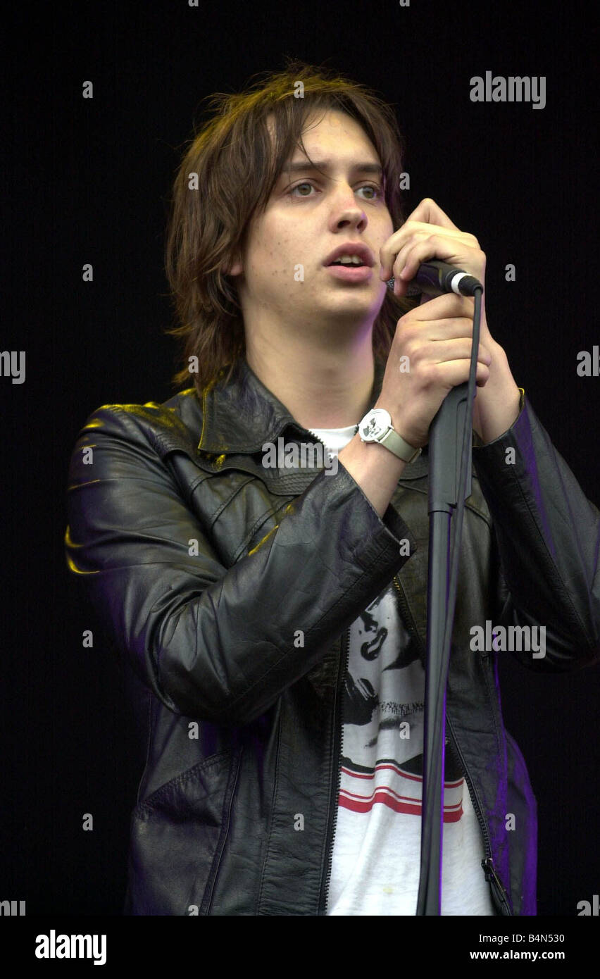 Julian Casablancas von The Strokes auf der Bühne T In The Park Juli 2001 Stockfoto