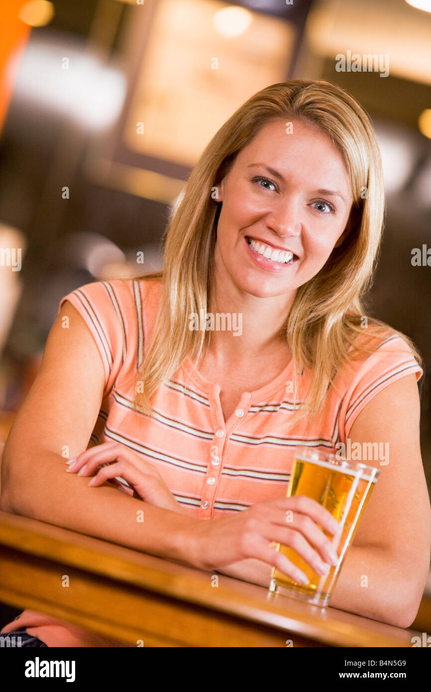 Frau, die ein Glas Bier Stockfoto