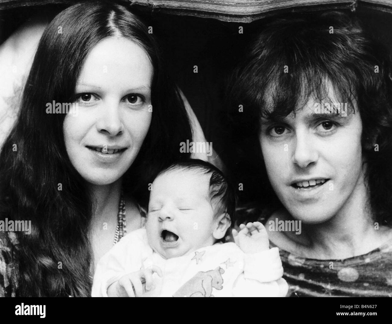 Donovan schottische Sängerin mit Frau und neues Baby 1972 Stockfoto