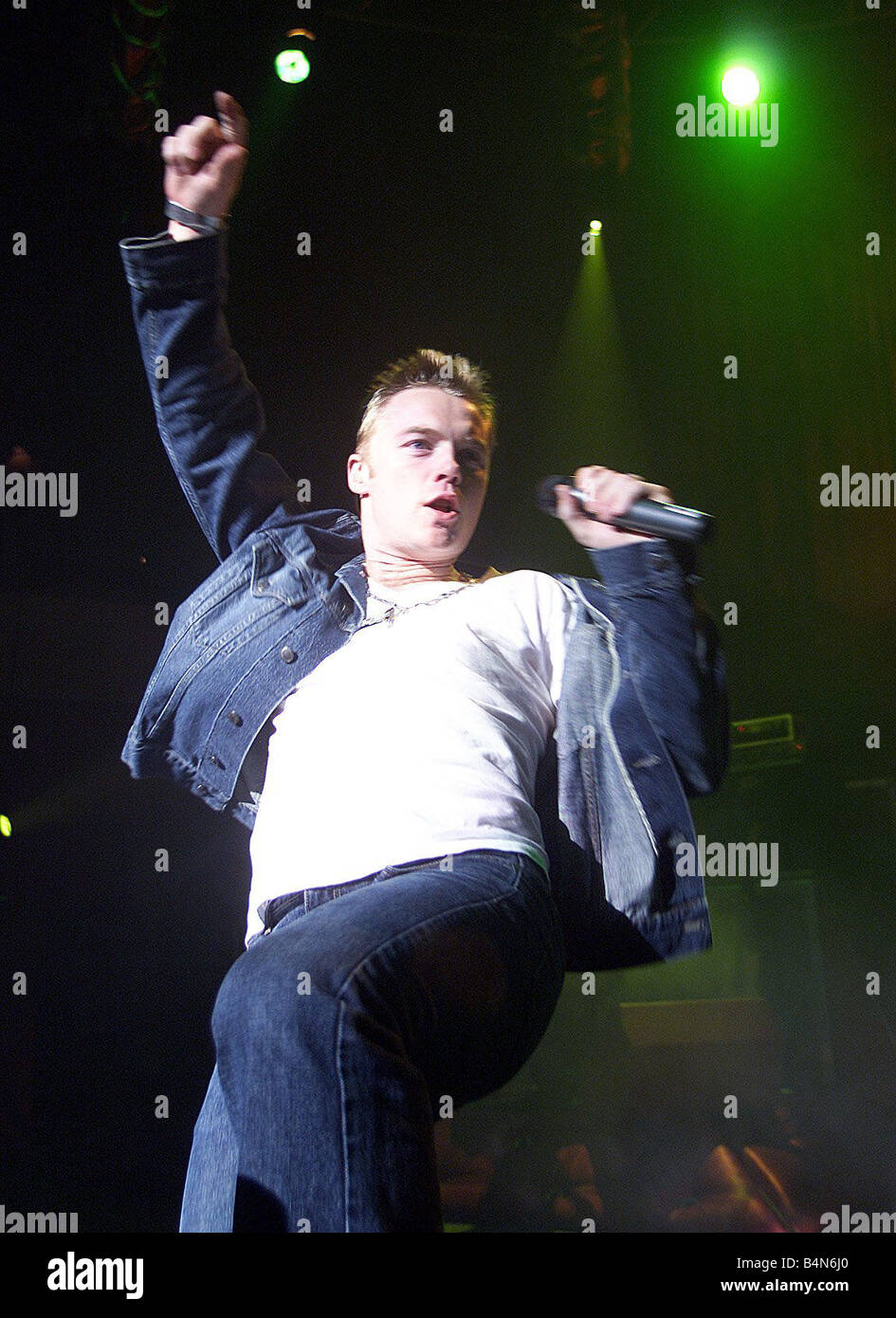 Ronan Keating Konzert an der Waterfront in Belfast gibt November 2000 singen Empfindung Ronan Keating seine Ulster-Fans ein Genuss in der Waterfront Hall singen Hits aus seiner Solo-Karriere und seine Chartstürmer Erfolg mit Boyzone Stockfoto