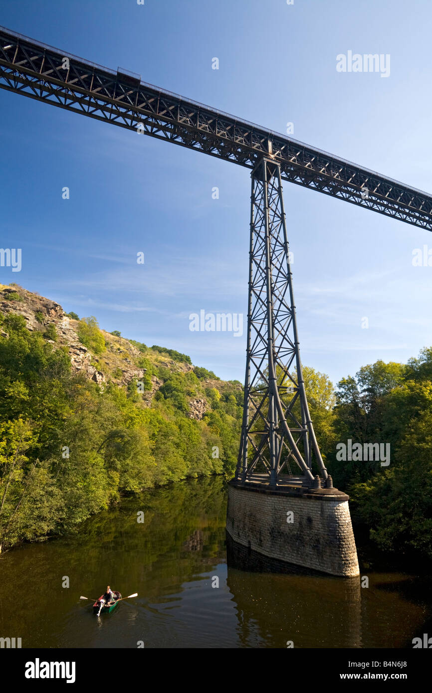 Der Sioule Fluss unter einem Eisenbahnviadukt (Allier - Frankreich). La Rivière Sioule Sous un Viaduc Ferroviaire (Allier - Frankreich). Stockfoto