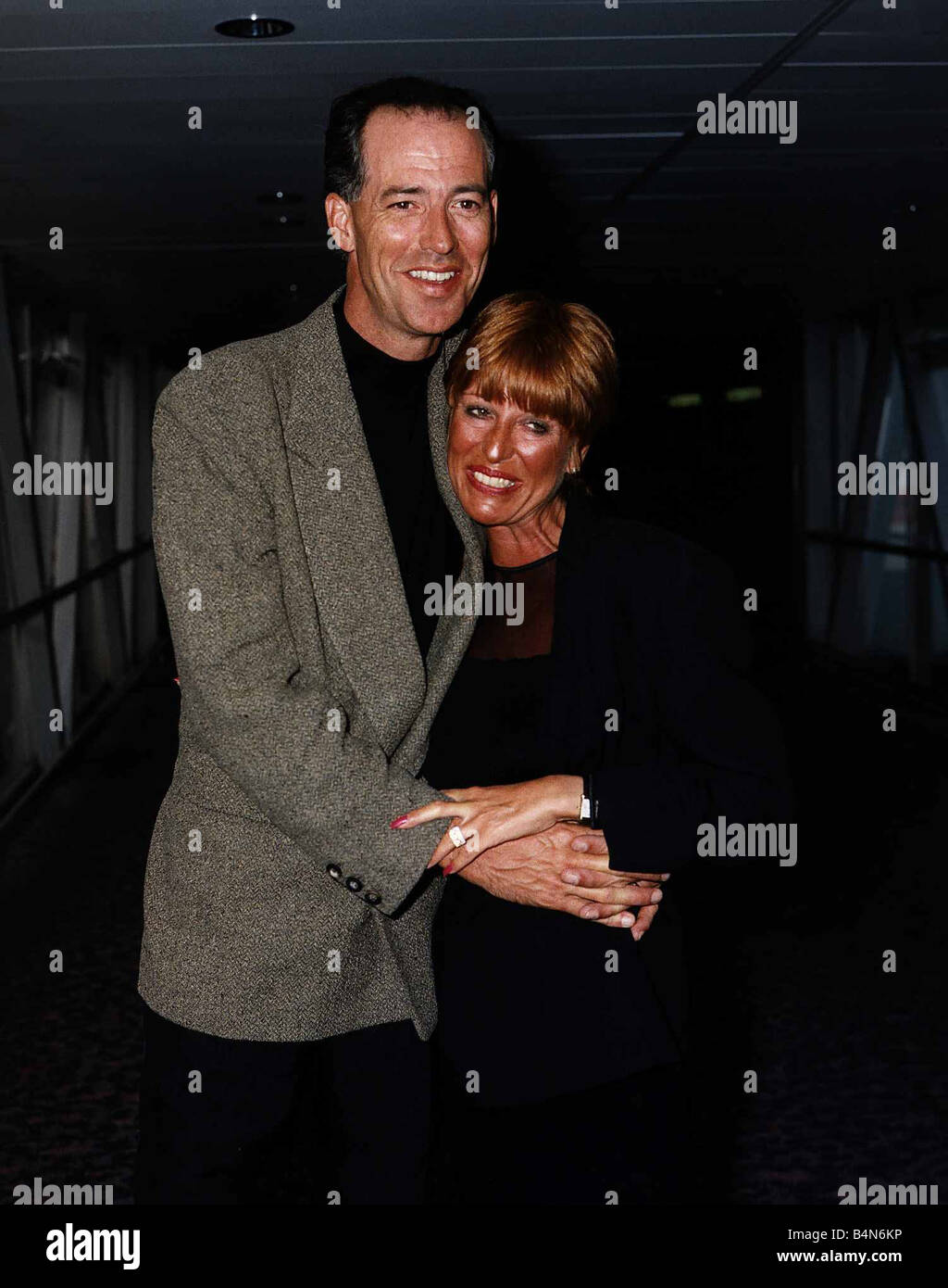 Michael Barrymore Komiker TVModeratorin mit Frau Cheryl am Heathrow
