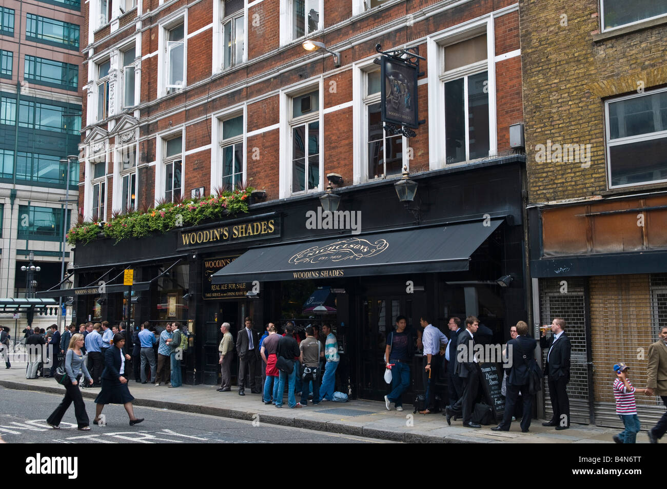 Menschen trinken auf Straße vor Pub in Bishopsgate Bereich London England UK Stockfoto