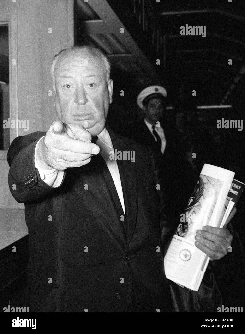 Regisseur Alfred Hitchcock June1960 zeigt Finger auf Fotografen am Flughafen London Stockfoto