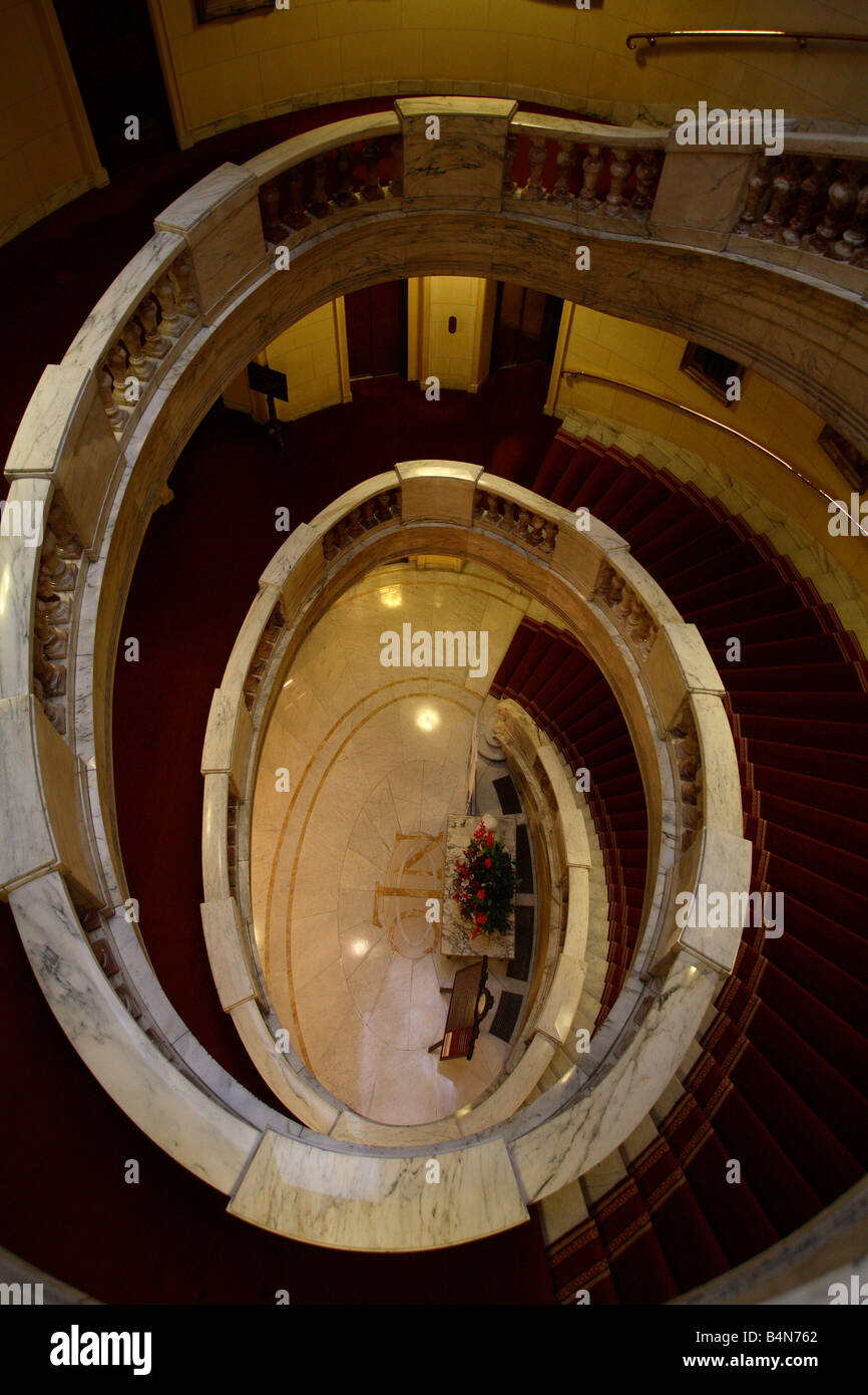 Wendeltreppe in das Royal Horseguards Hotel in London. Die National Liberal Club One Whitehall Place. Stockfoto