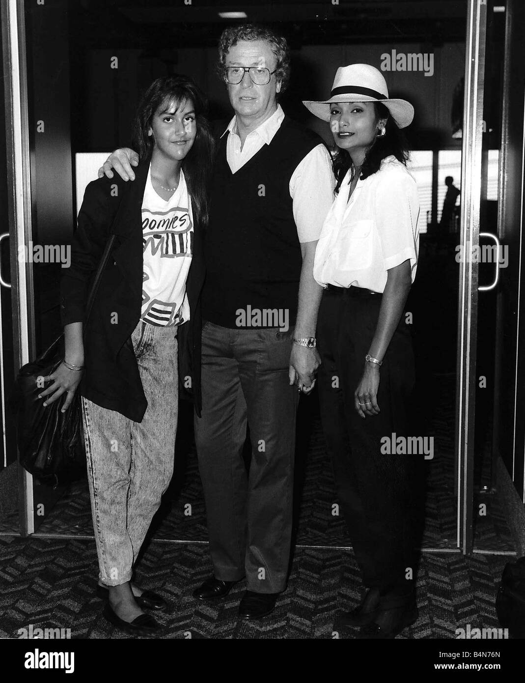 Michael Caine Actor mit Frau Shakira und Tochter Natasha am Flughafen vor der Abreise nach New York, August 1987 Stockfoto