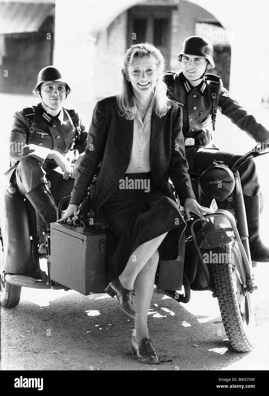 Kate Buffery Schauspielerin Stars der Serie wünschen mir Glück vor Ort in Frankreich mit den Schauspielern in Bundeswehr uniform und Motorrad trägt einen schwarzen Anzug September 1988 Stockfoto