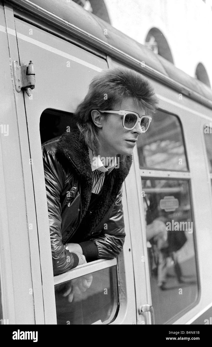 David Bowie aus einem Eisenbahnwagen des Paris-Boot-Zuges an der Victoria Station Bowie gelehnt ist, drei Wochen, die Aufnahme in den Chateau Studios außerhalb von Paris zu verbringen und reist nach Rom, um die LP in den RCA Studios Juli 1973 abgeschlossen Stockfoto