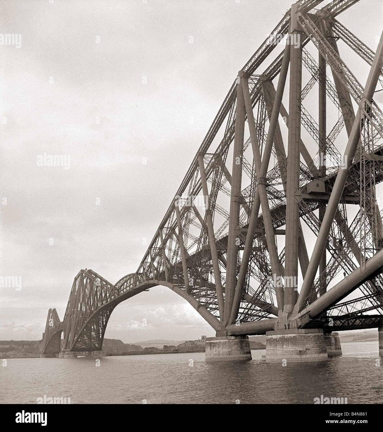 Die Forth Rail Bridge The Forth Brücke The Forth Brücke gebaut 1890 war die größte Brücke der Welt, die die Brücke sieben Jahre Kosten 3 Millionen zur Zeit dauerte erstrecken und verwendet mehr als 50 000 Tonnen Stahl war es die größte hoch-und Tiefbau-Struktur erreicht während des neunzehnten Jahrhunderts und William Morris als das supremest Exemplar aller Hässlichkeit beschrieben es bleibt eines der industriellen Weltwunder der Welt Brücke Cantiliver Ingenieurbauwerke Träger AfairScenes 4. März 1890 Jubiläum Prince Of Wales öffnet die 1 710 Fuß Forth Bridge in Schottland Stockfoto