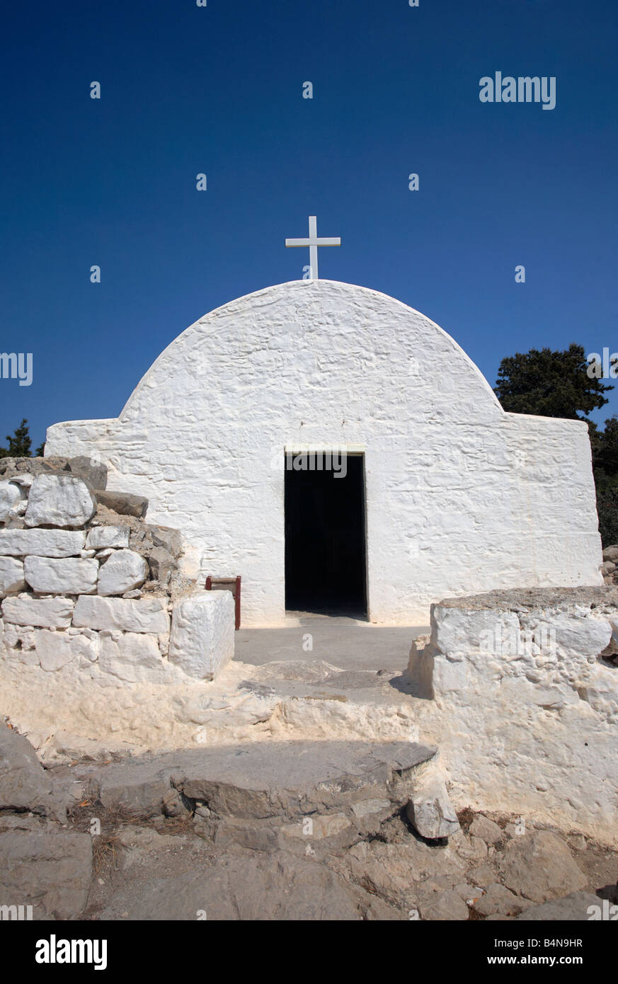 Eine griechische Kirche in den Mauern des Schlosses in Monolithos auf der griechischen Insel Rhodos Stockfoto