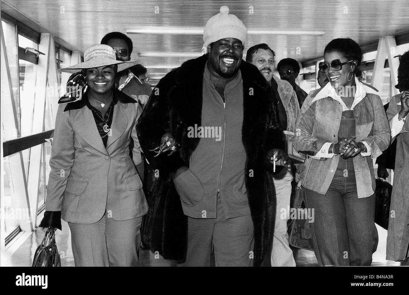 Barry White US-amerikanischer Soul-Sänger Ankunft am Flughafen Heathrow mit seiner Frau Glodean White und Schwester Linda James Stockfoto