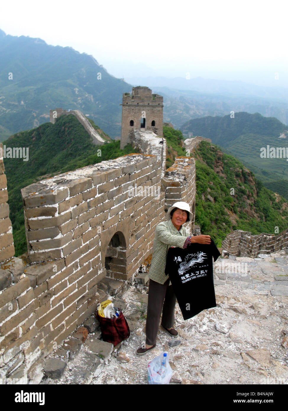 Ein t-Shirt-Verkäufer auf der chinesischen Mauer Stockfoto