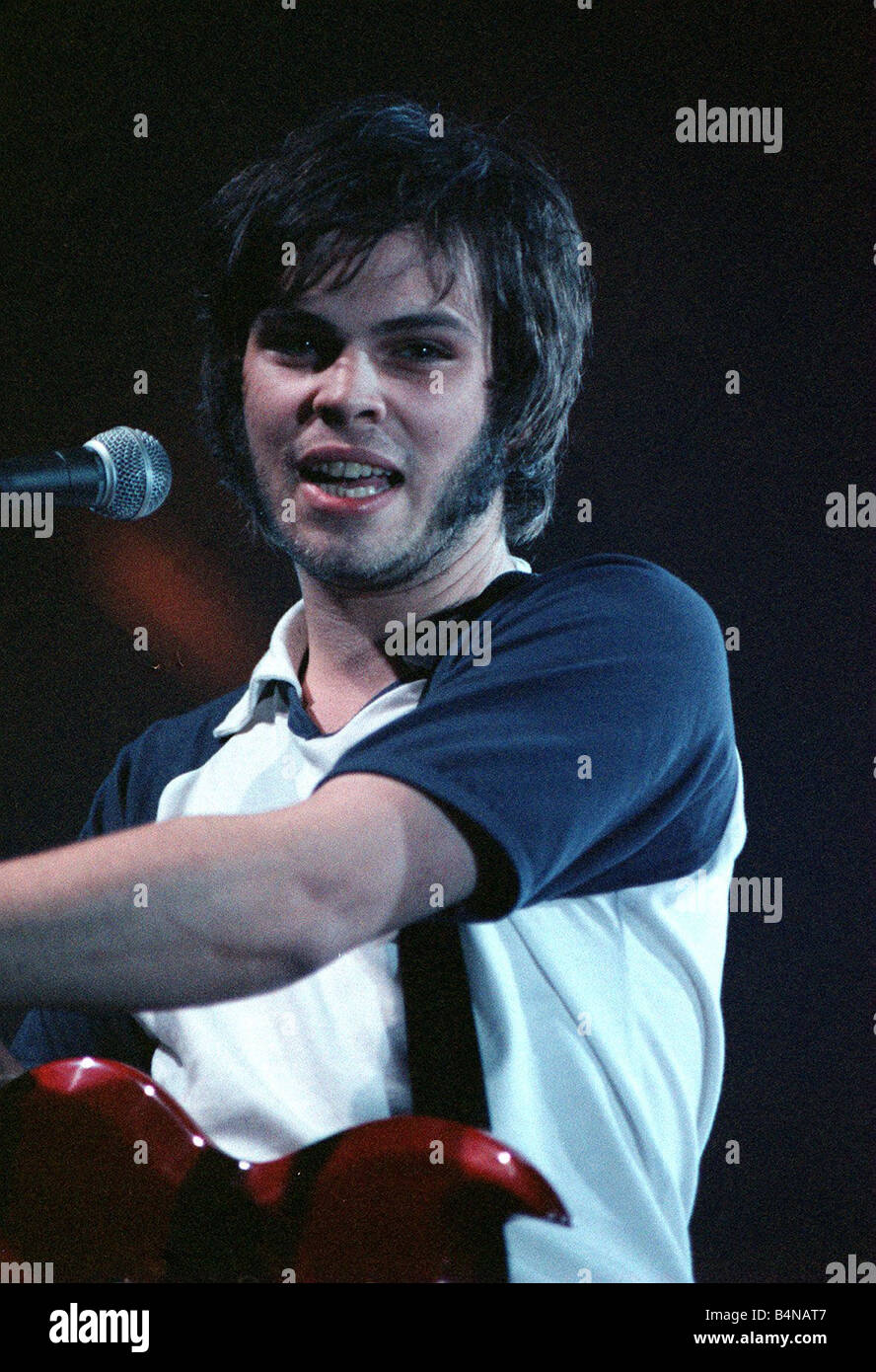 Supergrass lead-Sänger auf der Bühne Irvine Strand Popkonzert Gaz Coombes Stockfoto