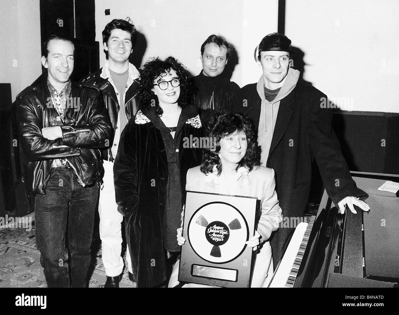 Deacon Blue Rock Band pop-Gruppe präsentieren 1000 Scheck Isla Laing Direktor des Tierheim Schottland am Piano Linie bis ca. 1990 Stockfoto