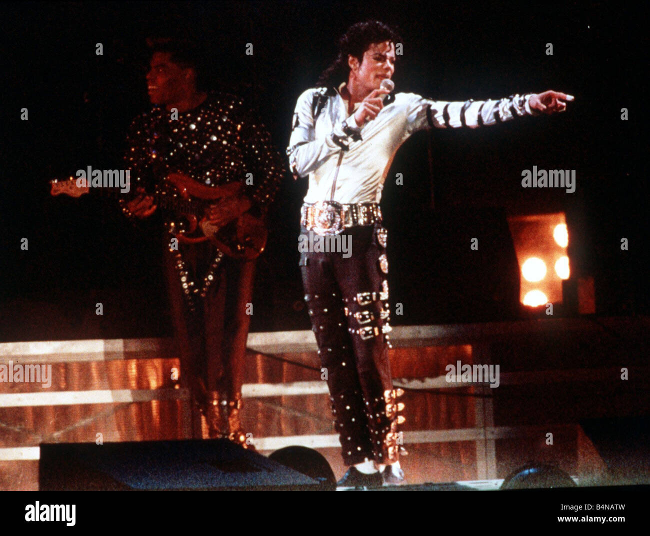 Michael Jackson singt in Mikrofon Circa 1990 Stockfoto