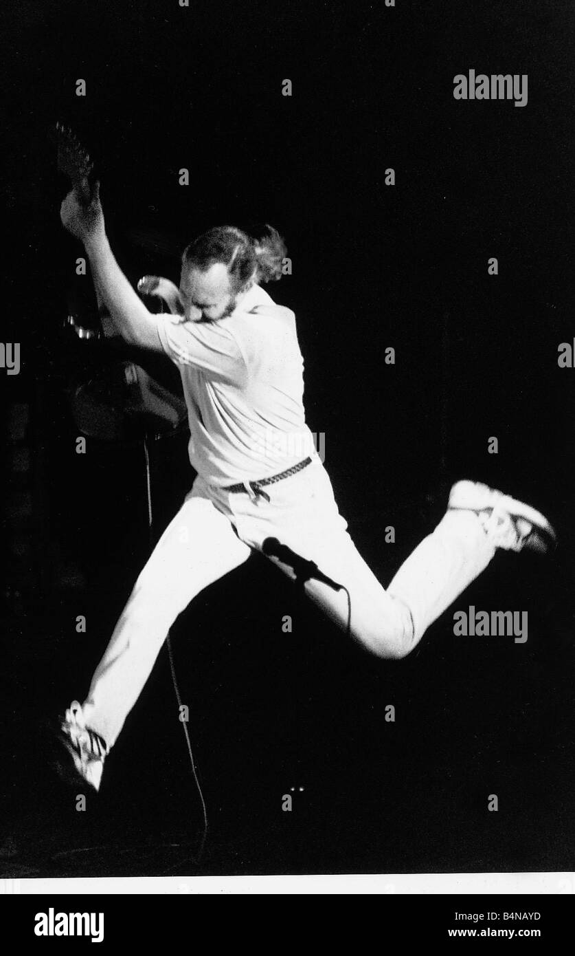 Die pop-Gitarrist Pete Townshend springen 1989 mit der Gitarre in der Royal Albert Hall während einer Aufführung der Rockoper Tommy Stockfoto