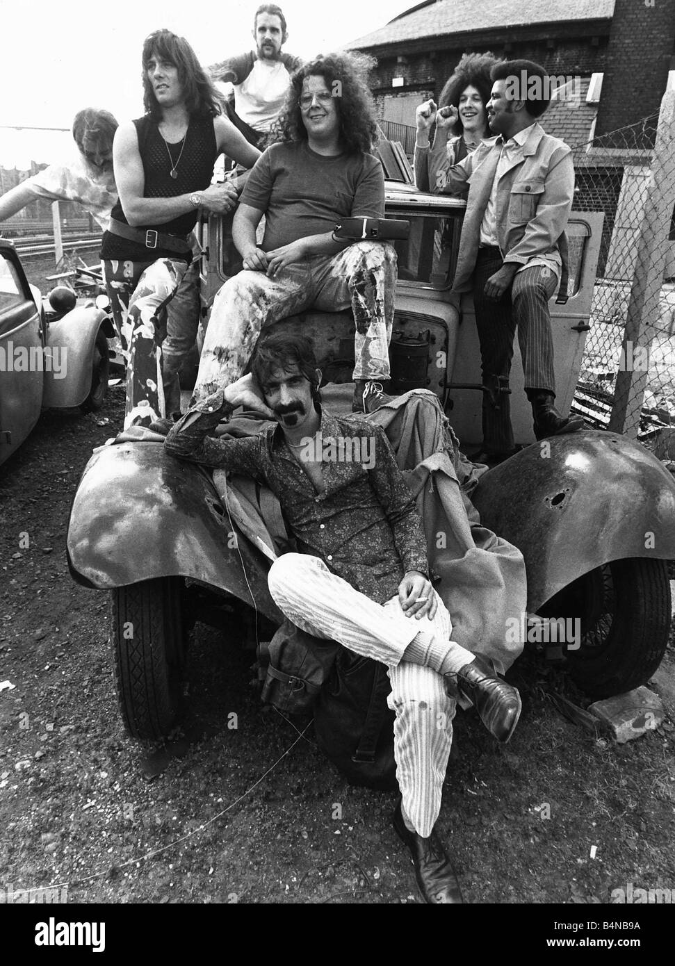 Frank Zappa und den Mothers of Invention pop Gruppe 1970 sitzen an einem Kraftfahrzeug Stockfoto