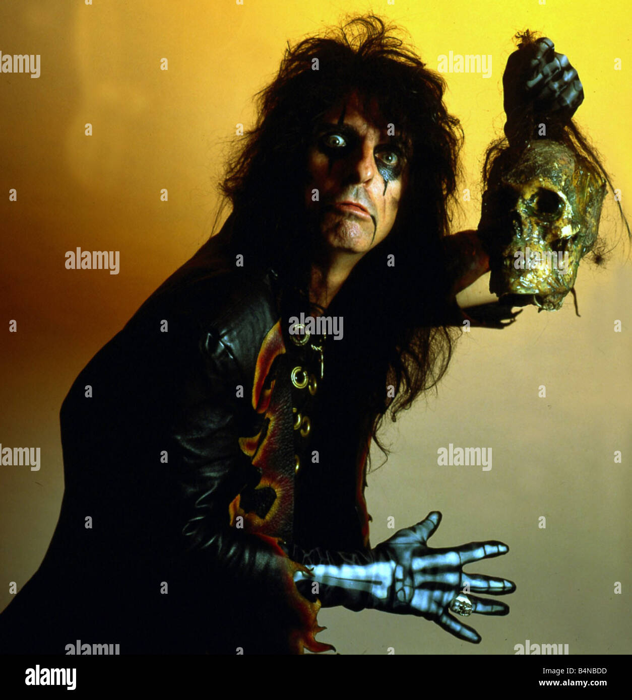 Alice Cooper Schädel Kopf haltend, September 1987 Stockfoto