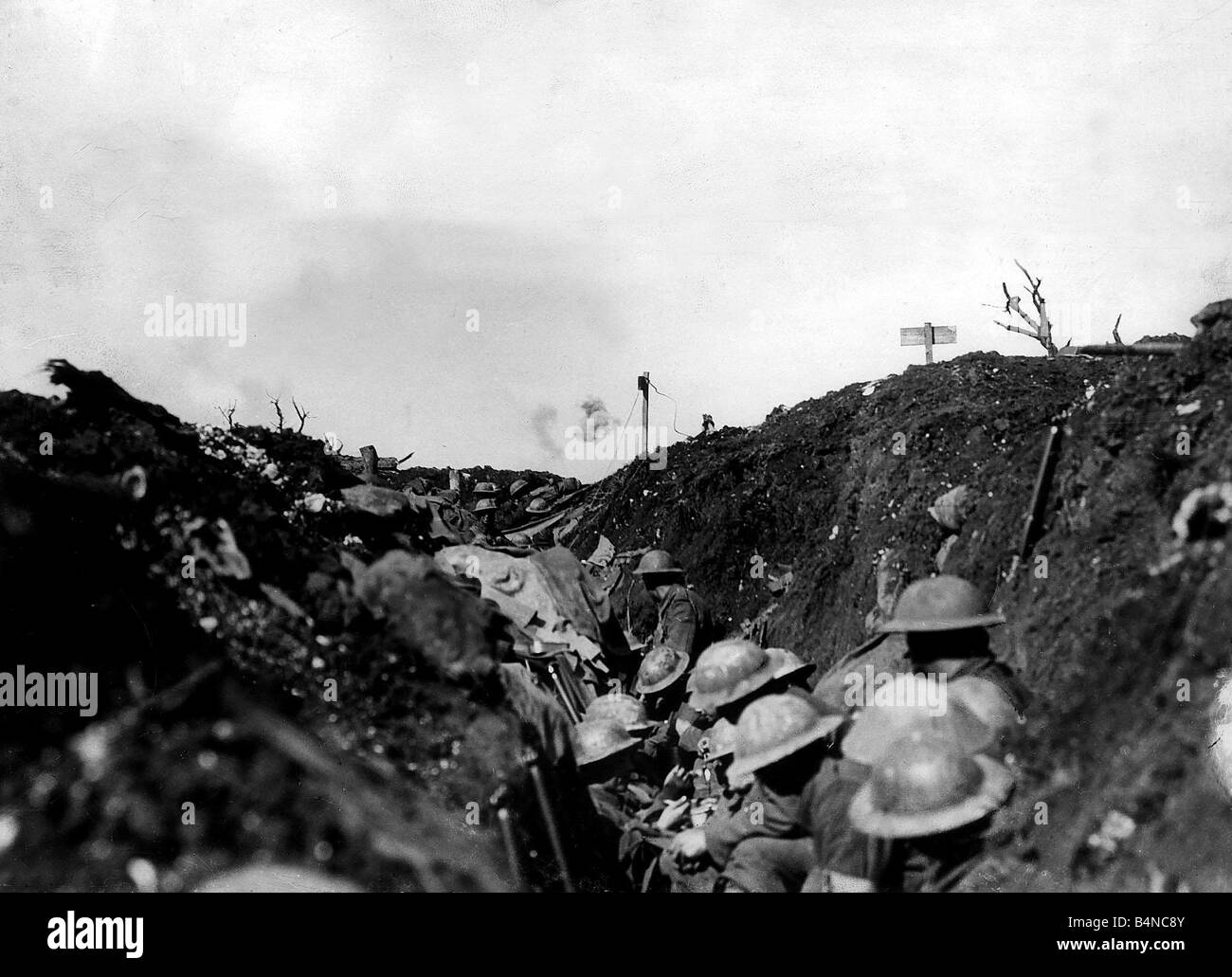 Schrapnells platzen über Reserve Graben im kanadischen Zeile Mitte Oktober die Somme-Kampagne die Schlacht am 1. Juli 1916 begann an welchem Tag mindestens 20.000 britische Soldaten wurden getötet und eine weitere 40 000 wurden verletzt es ist die größte Zahl der britischen Opfer in einem einzigen Tag s kämpfen in der modernen Geschichte der Kampf bis November dauerte Stockfoto