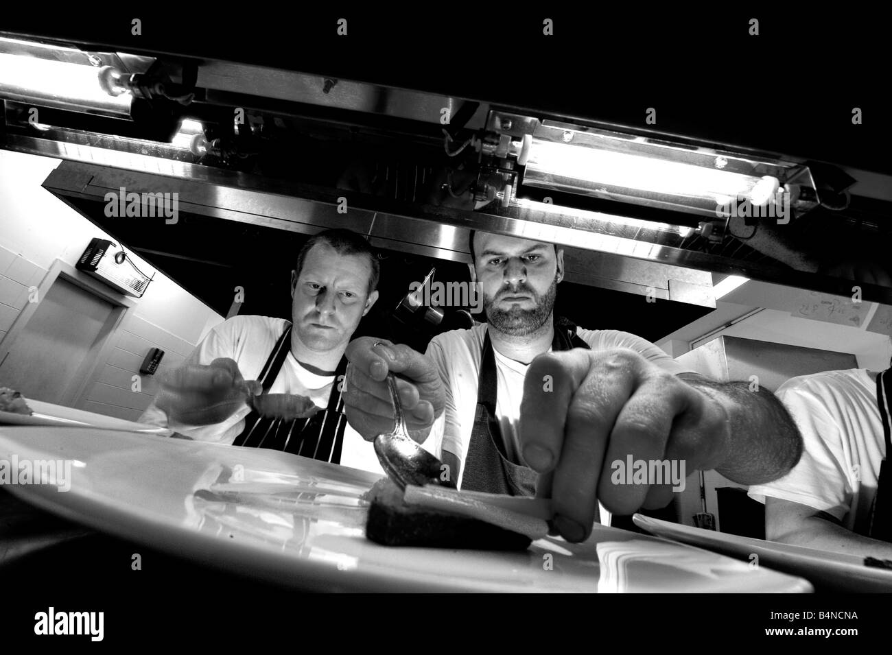 Purnell es Restaurant in Cornwall Street Birmingham Glynn Purnell bereitet Essen im Restaurant Stockfoto