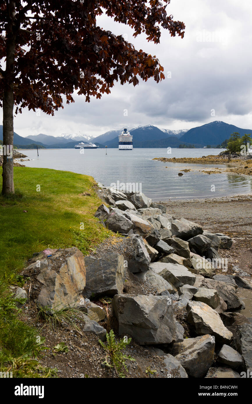 Kreuzfahrtschiffe vor Anker vor der Küste von Sitka Alaska Stockfoto