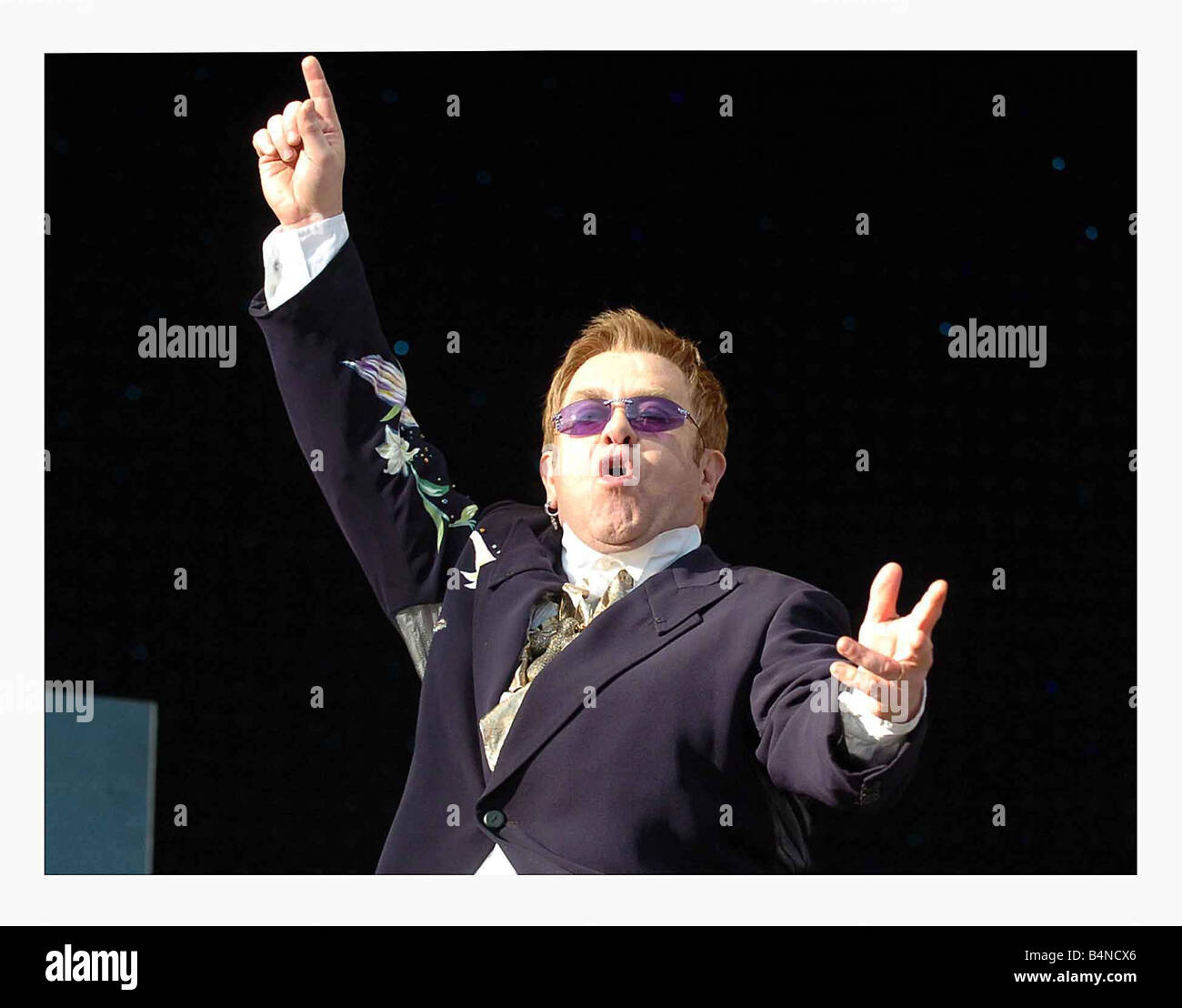 Elton John Sänger vampier in Kilmarnock FC Rugby Park Juni 2005 Schottland Stockfoto