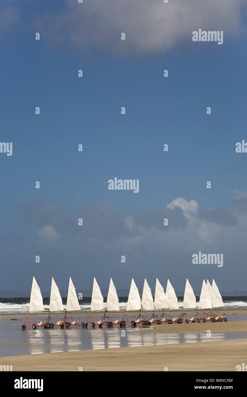 Ein Sand Yacht-Reihe am Strand Pentrez Saint Nic (Bretagne). Rangée de chars À Voile Sur la Plage de Pentrez Saint Nic (Frankreich). Stockfoto