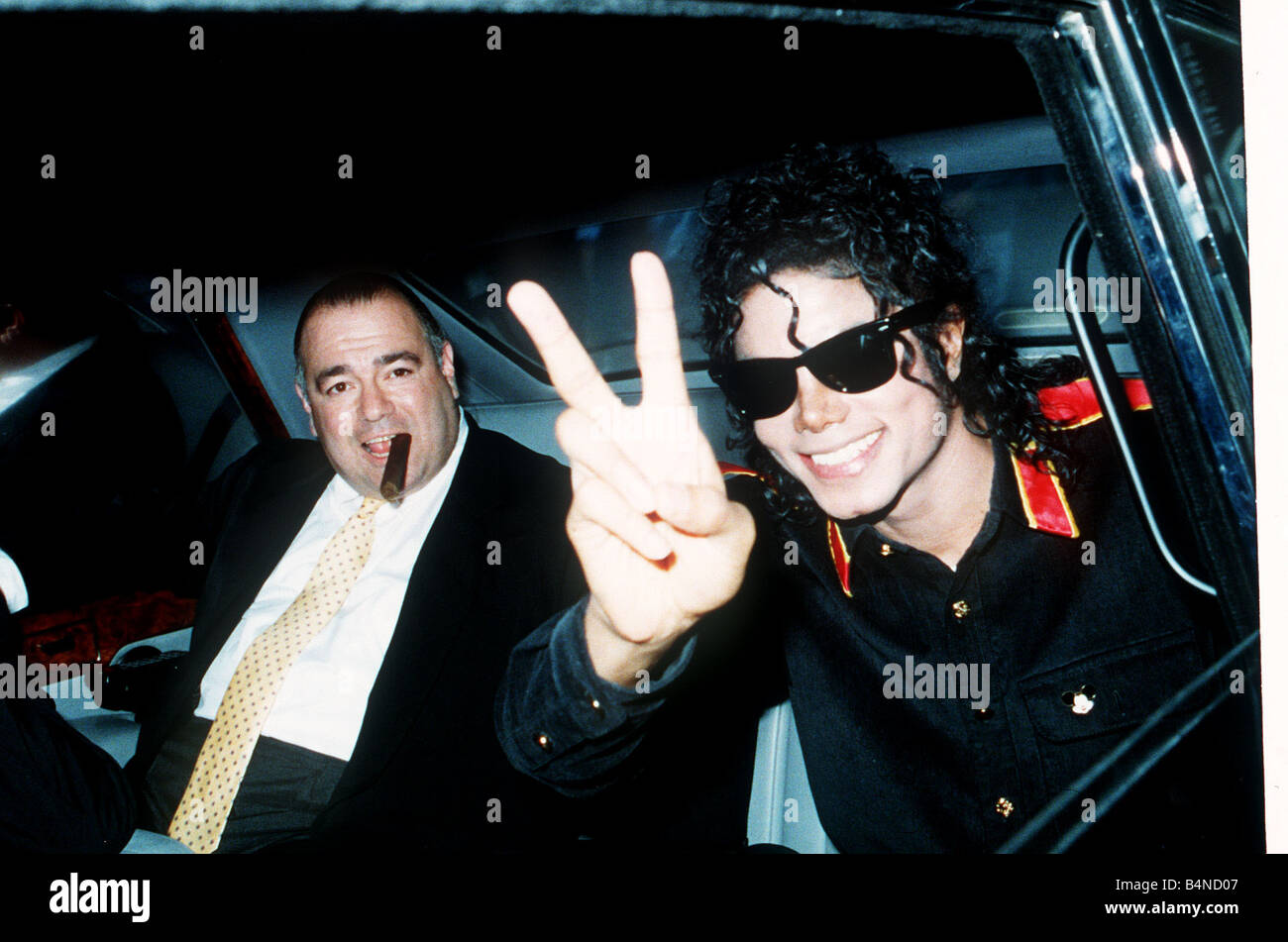 Popstar Michael Jackson gibt das V-Zeichen, als er am Flughafen Heathrow für eine Konzert-Tournee Juli 1988 kommt Stockfoto