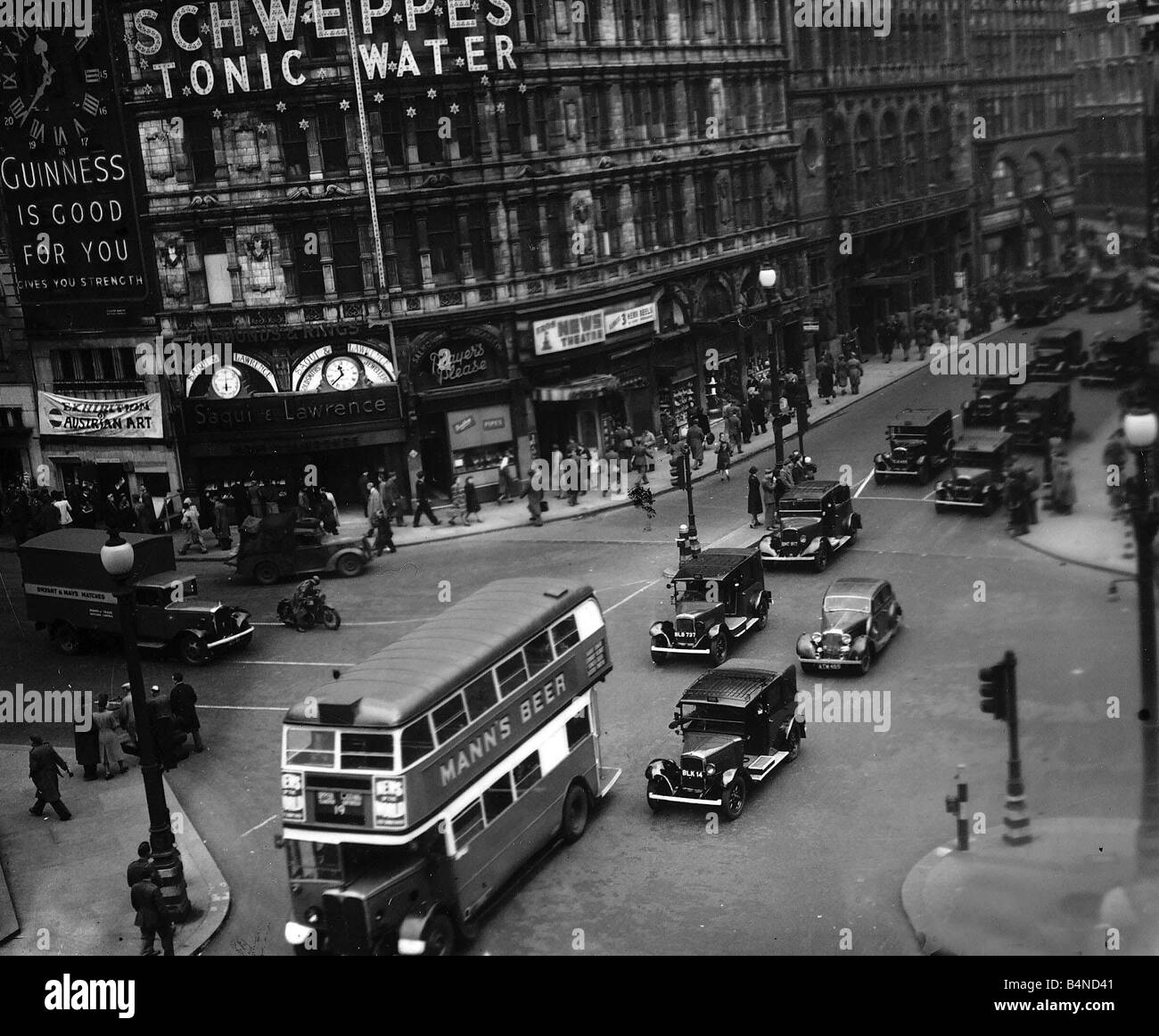 Piccadilly Circus-London am Ende des 2. Weltkrieges 1945 am Vortag VE Tag Stockfoto