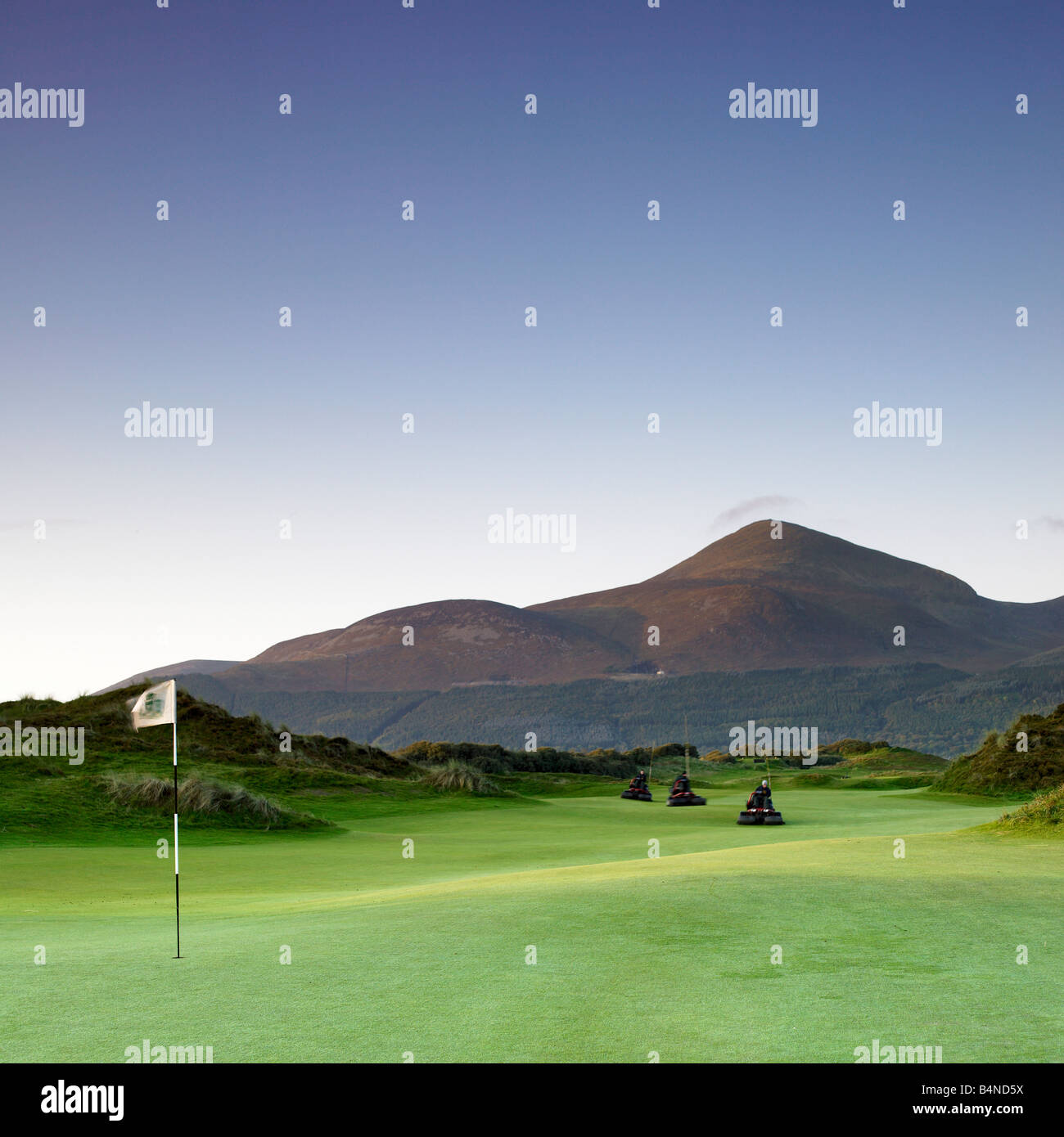 Royal County Down Golf Club Fairways gekürzt in den frühen Morgenstunden Mourne Mountains im Hintergrund Stockfoto