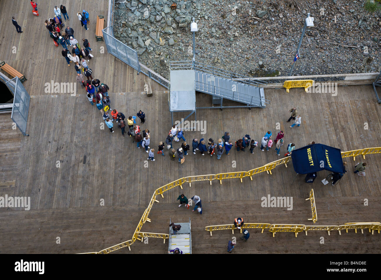Kreuzfahrt-Passagiere warten in der Schlange zum passieren der Sicherheitskontrolle nach Rückkehr zum Schiff in Juneau, Alaska Stockfoto