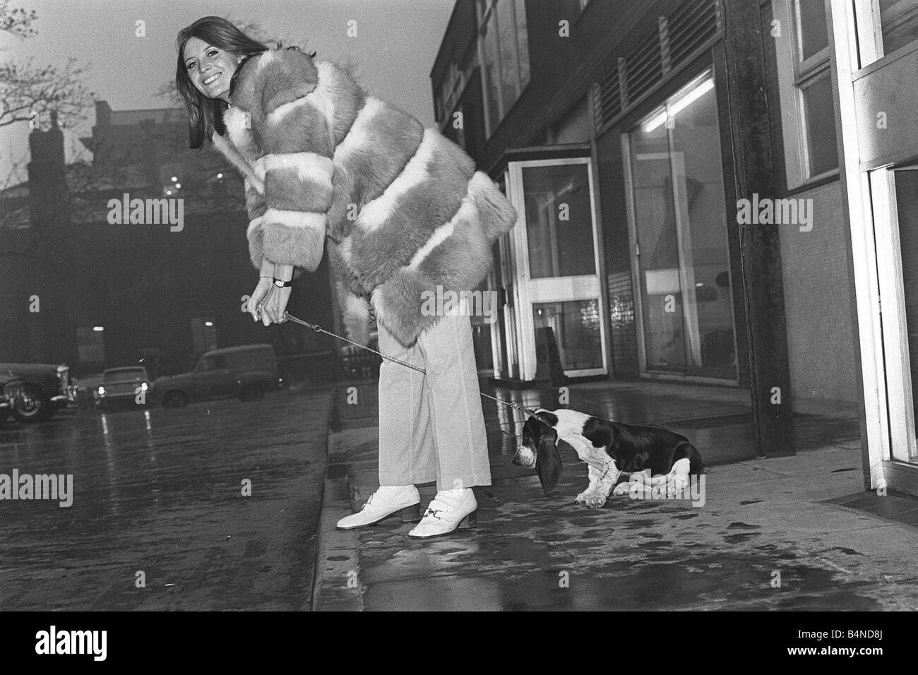 Sandie Shaw Sängerin mit ihrem Hund britische Sängerin Sandie Shaw mit ihrem Hund spazieren, die eine Reihe von Einzel-Erfolge in den sechziger Jahren, einschließlich der Eurovision gewinnen Marionette an einer Schnur genossen Stockfoto