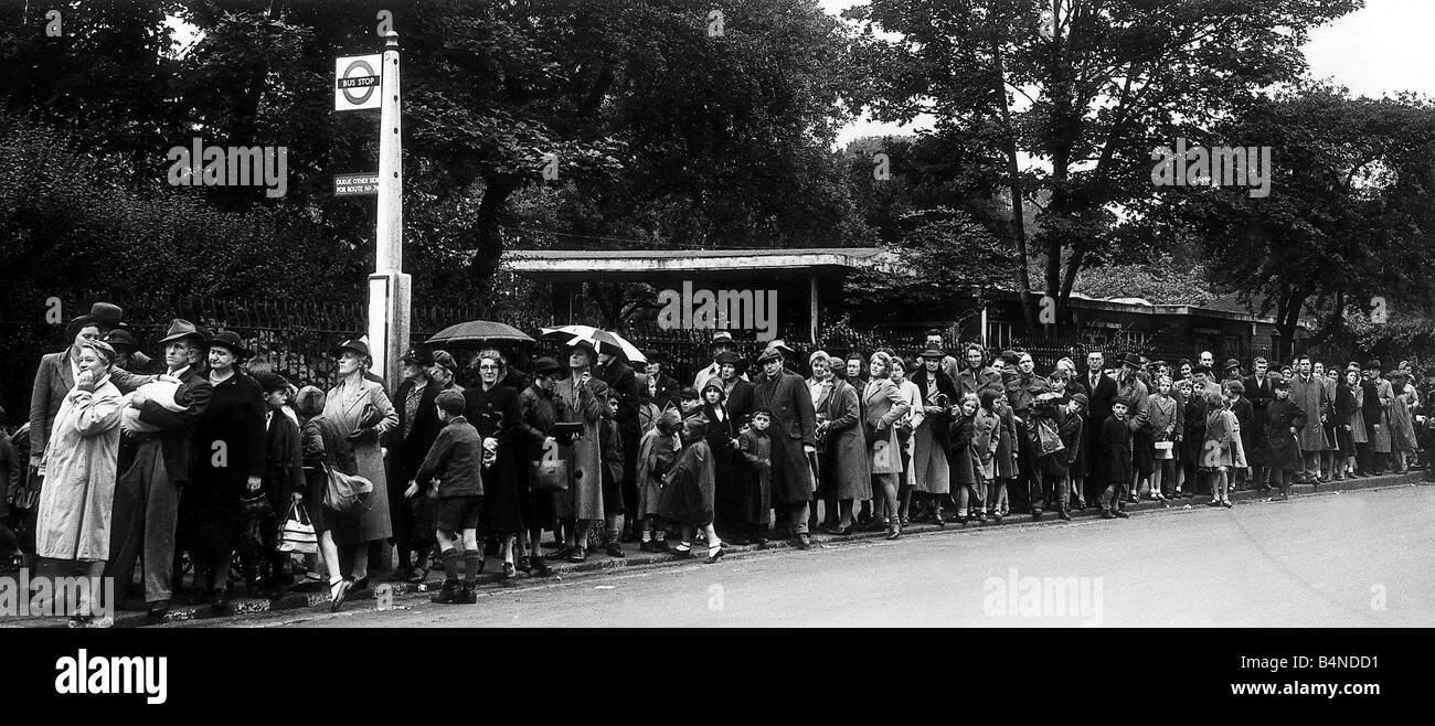Eine große Warteschlange baut an einer Bushaltestelle August 1942 Stockfoto