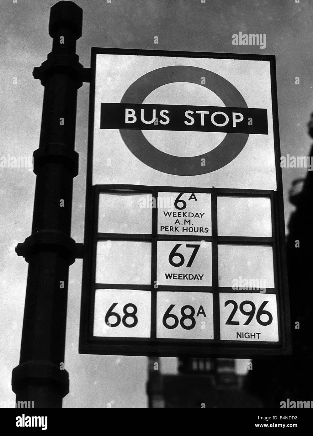 Eine Bushaltestelle mit dem Bus zahlen, dass Stop es April 1949 Stockfoto