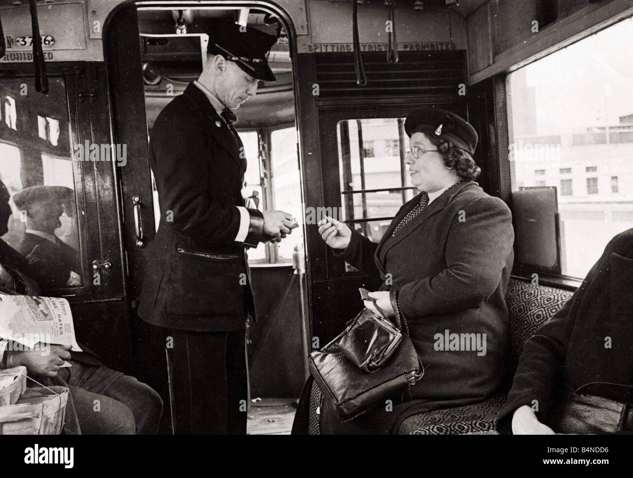 Bus-Dirigent sammeln Preise für Passagiere ca. 1948 Stockfoto