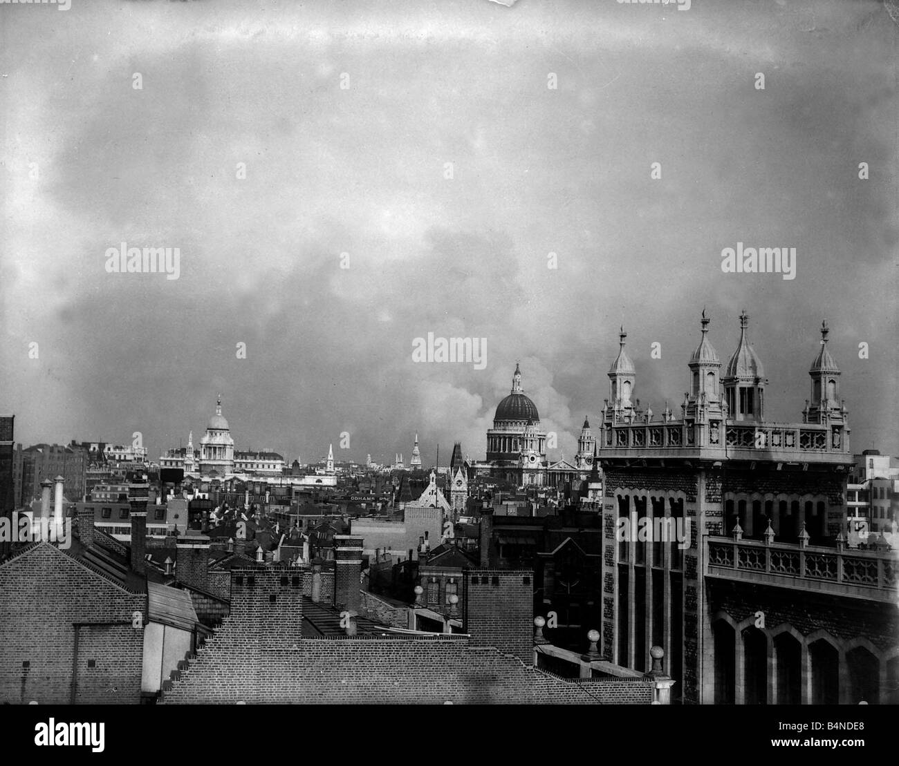 London Blitz Bombe Beschädigung 1940 WW2 Rauch steigt von hinten die
