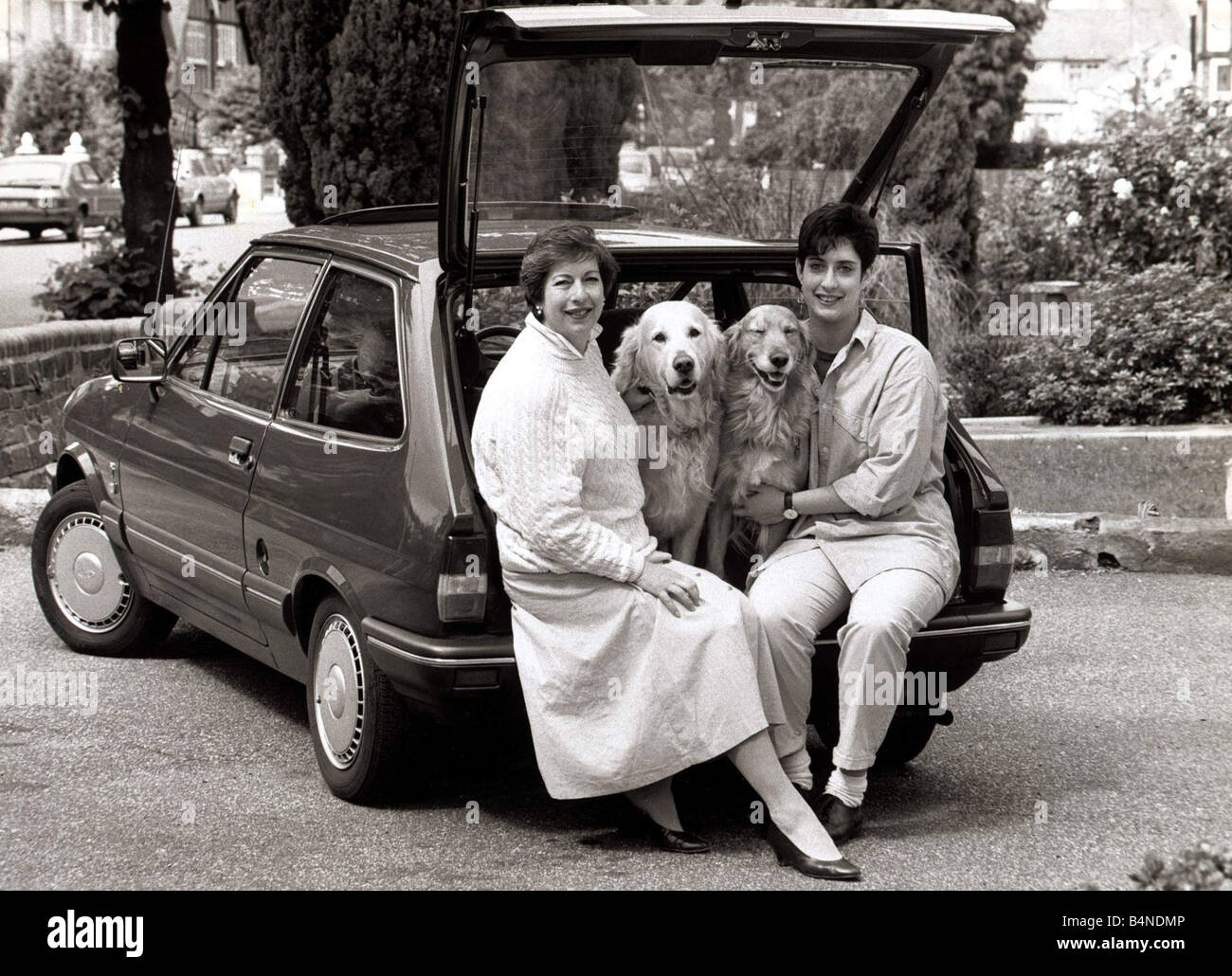 Ford Fiesta automatische Motorwagen Juni 1987 The Yude-Familie mit ihren 2 Hunden Stockfoto