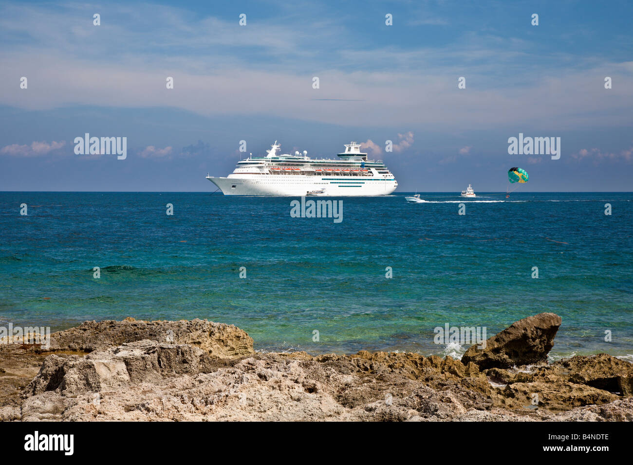 Kreuzfahrtschiff vor Anker vor der Küste Coco Cay in Bahamas Stockfoto