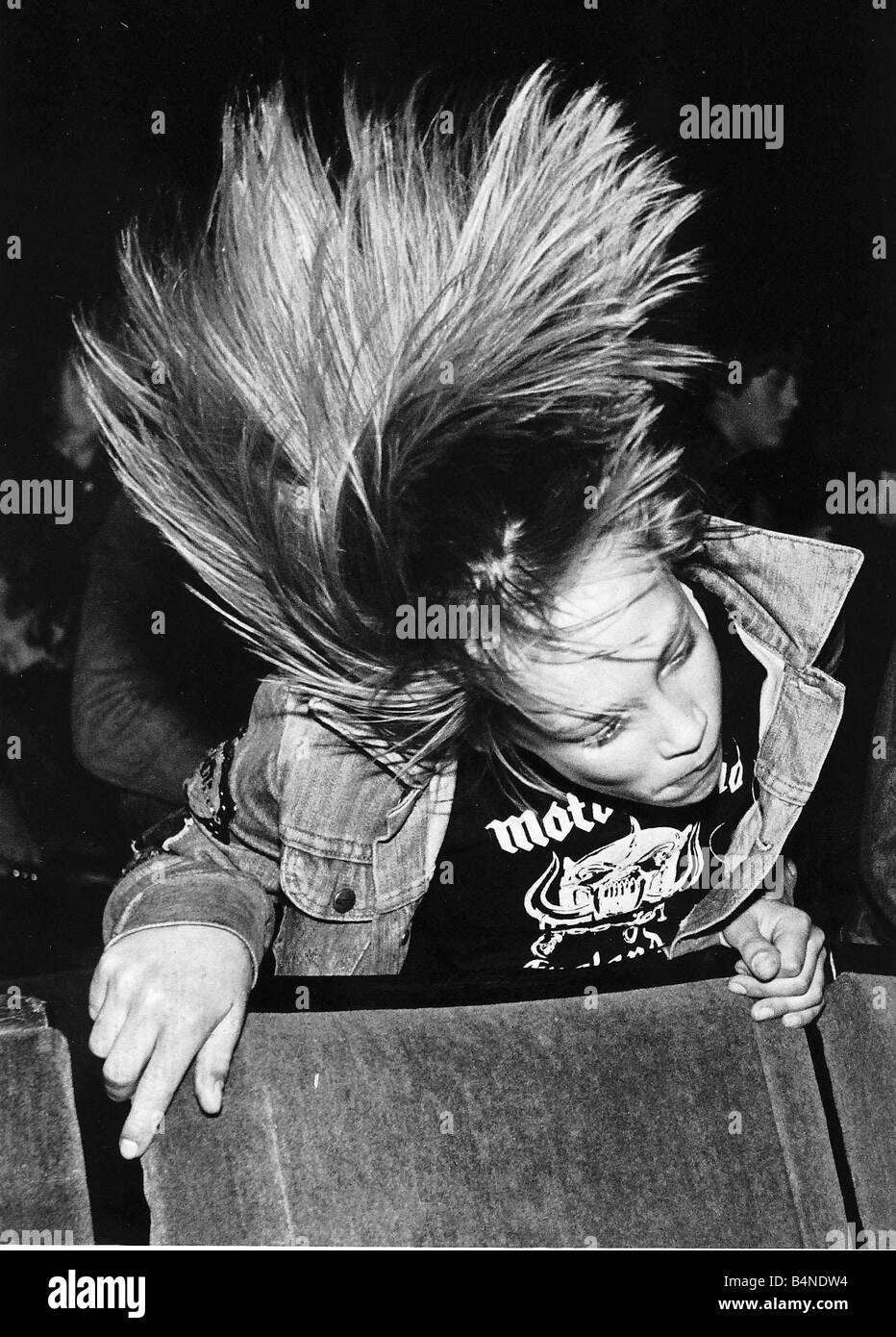 Die Heavy-Metal-Rock-Gruppe Motörhead-Fans machen jeder Augenblick zählt, wenn ihre Idole auf der Bühne sind, Leben bis zu ihrem Titel Headbangers und pochen ihre Schädel in alles in Reichweite April 1981 Stockfoto