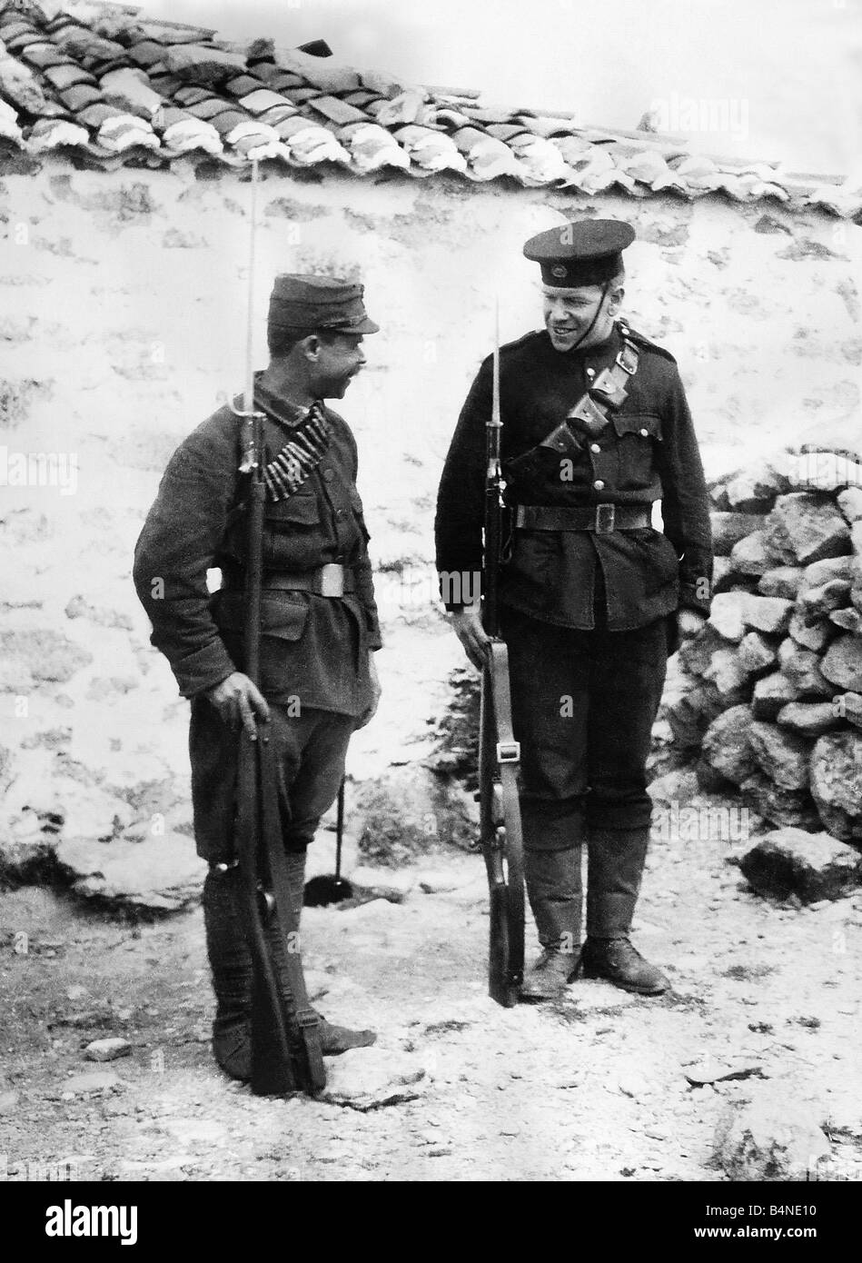 Britischer Soldat zeigt eine interessierte griechischen Soldat die englische Art um zu montieren bewachen Weltkrieg ein Circa 1916 Stockfoto