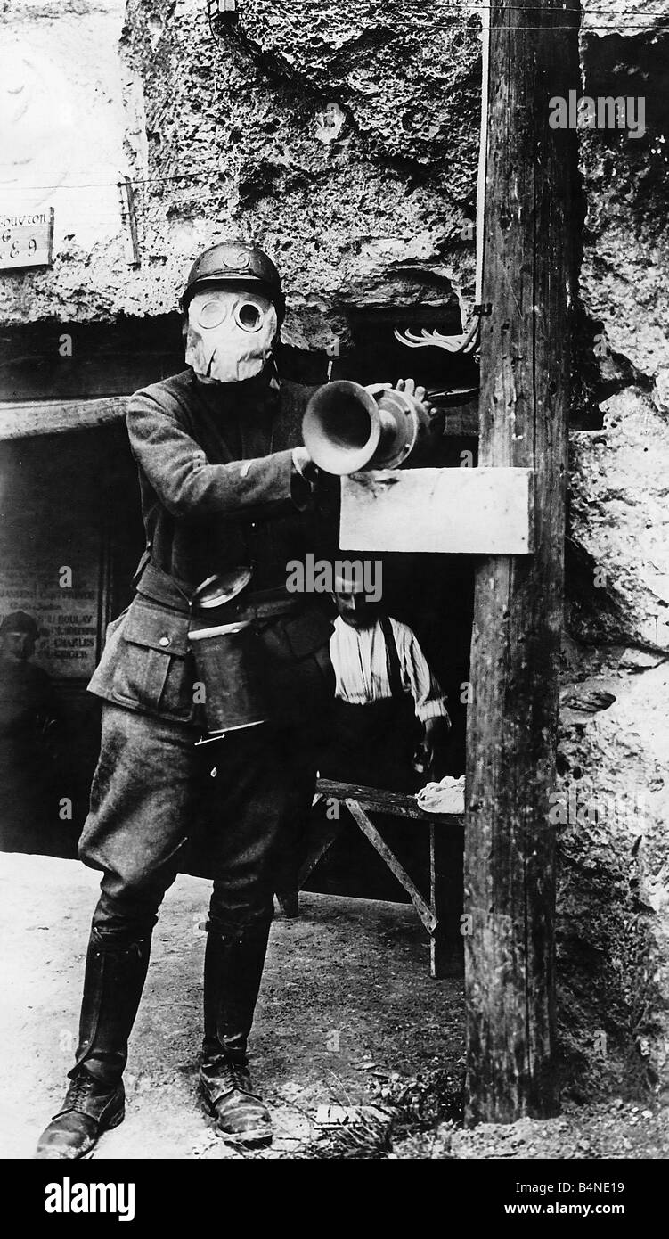 https://c8.alamy.com/compde/b4ne19/eine-hupe-horn-die-warnt-gegen-gasangriffe-auf-franzosischen-schutzengraben-im-ersten-weltkrieg-ca-1916-b4ne19.jpg