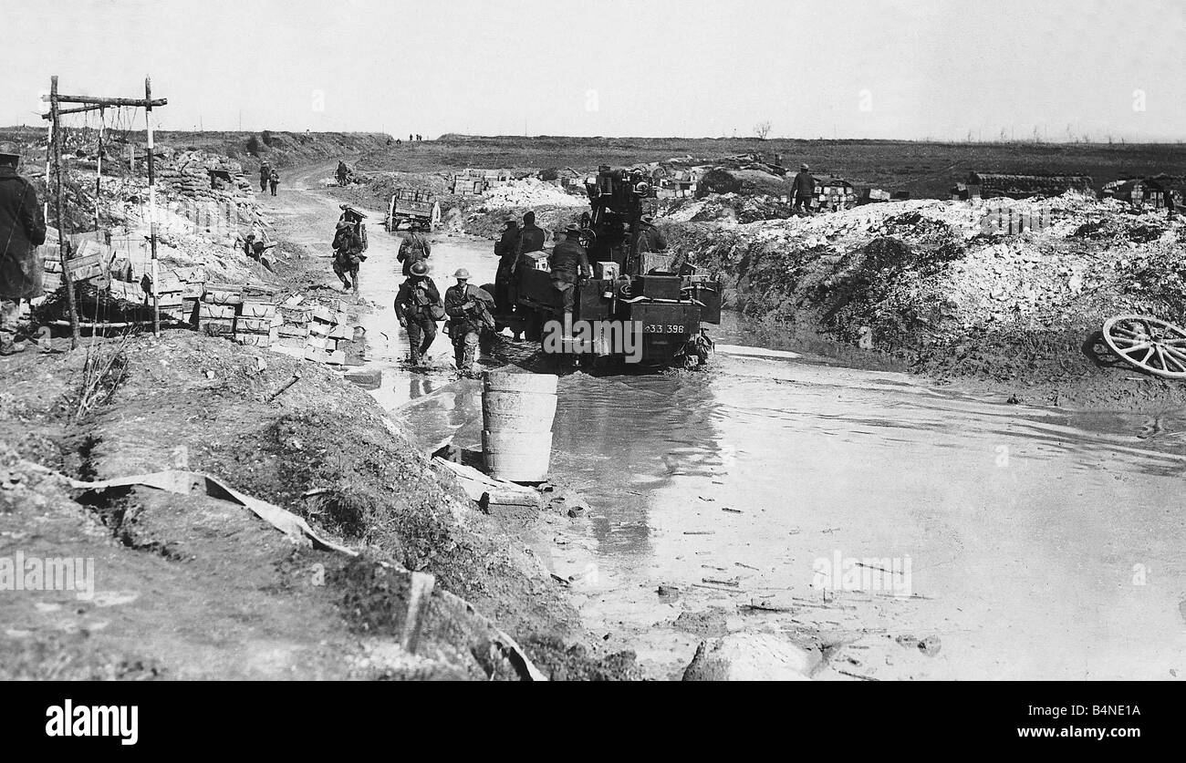Weltkrieg eine mobile anti-Aircraft Gewehr auf einer überfluteten Straße neben einem Munitionsdepot in der Nähe von Ypern August 1917 treibt Stockfoto
