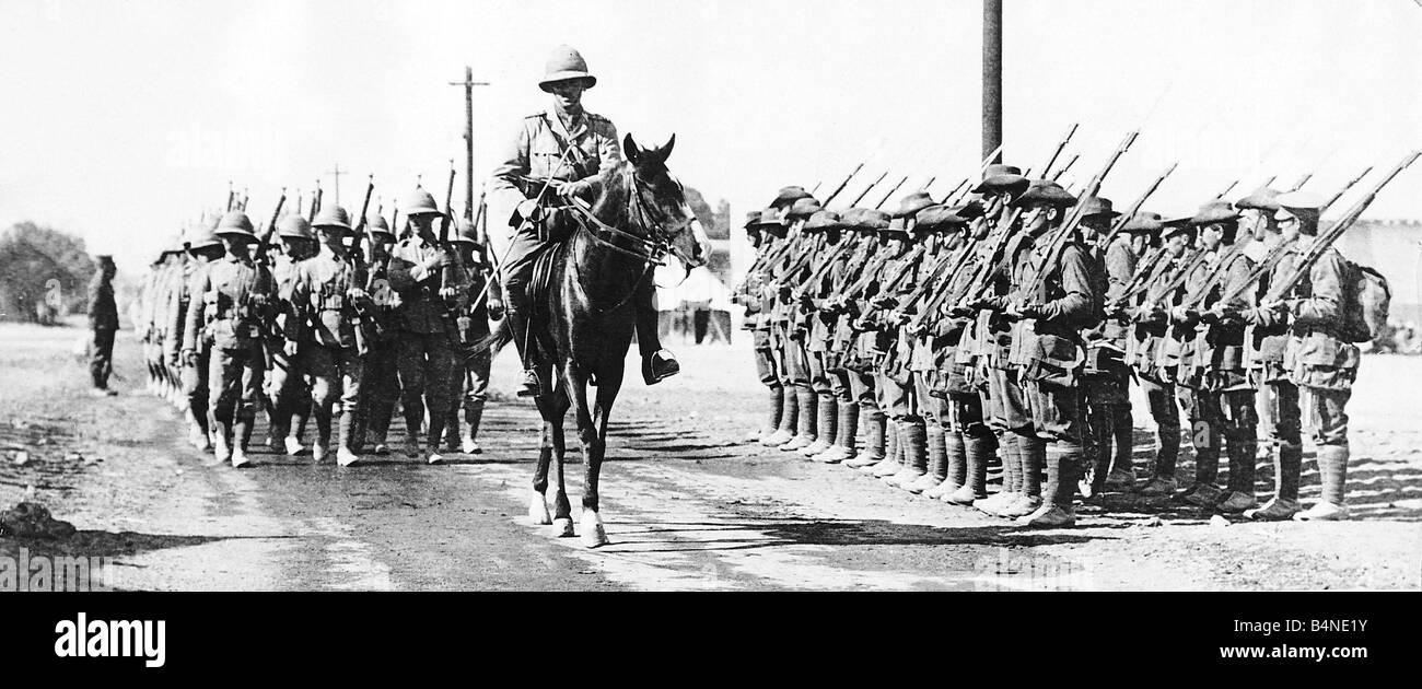 Truppen aus einem Lancashire Regiment unter der Leitung von ihren befehlshabenden Offizier zu Pferd passieren eine australischen Wache an Abassia in der Nähe von Kairo in Ägypten einen Weltkrieg 1915 Stockfoto