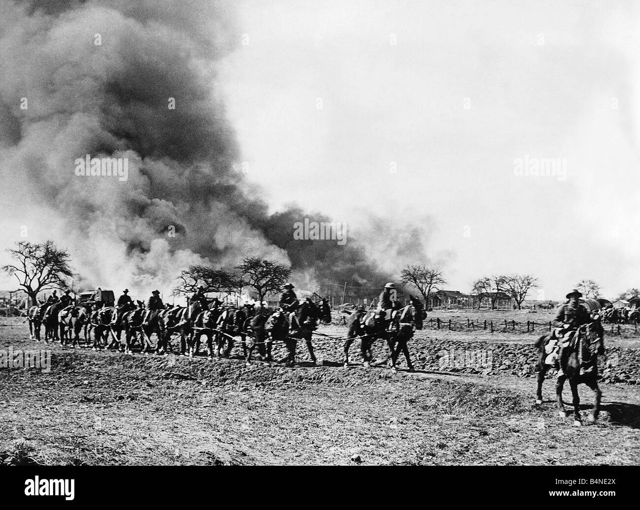 Munitionslager in Brand auf Westfront in Frankreich als britische Truppen Umzug in neue Positionen 1918 Stockfoto