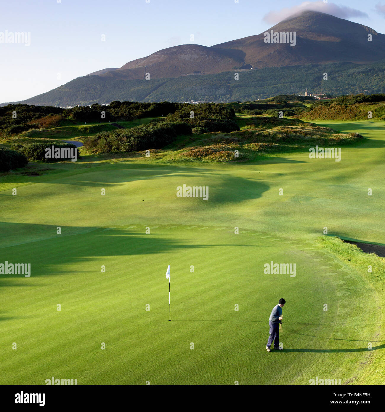 Royal County Down Golf Club Fairways gekürzt in den frühen Morgenstunden Mourne Mountains im Hintergrund Stockfoto