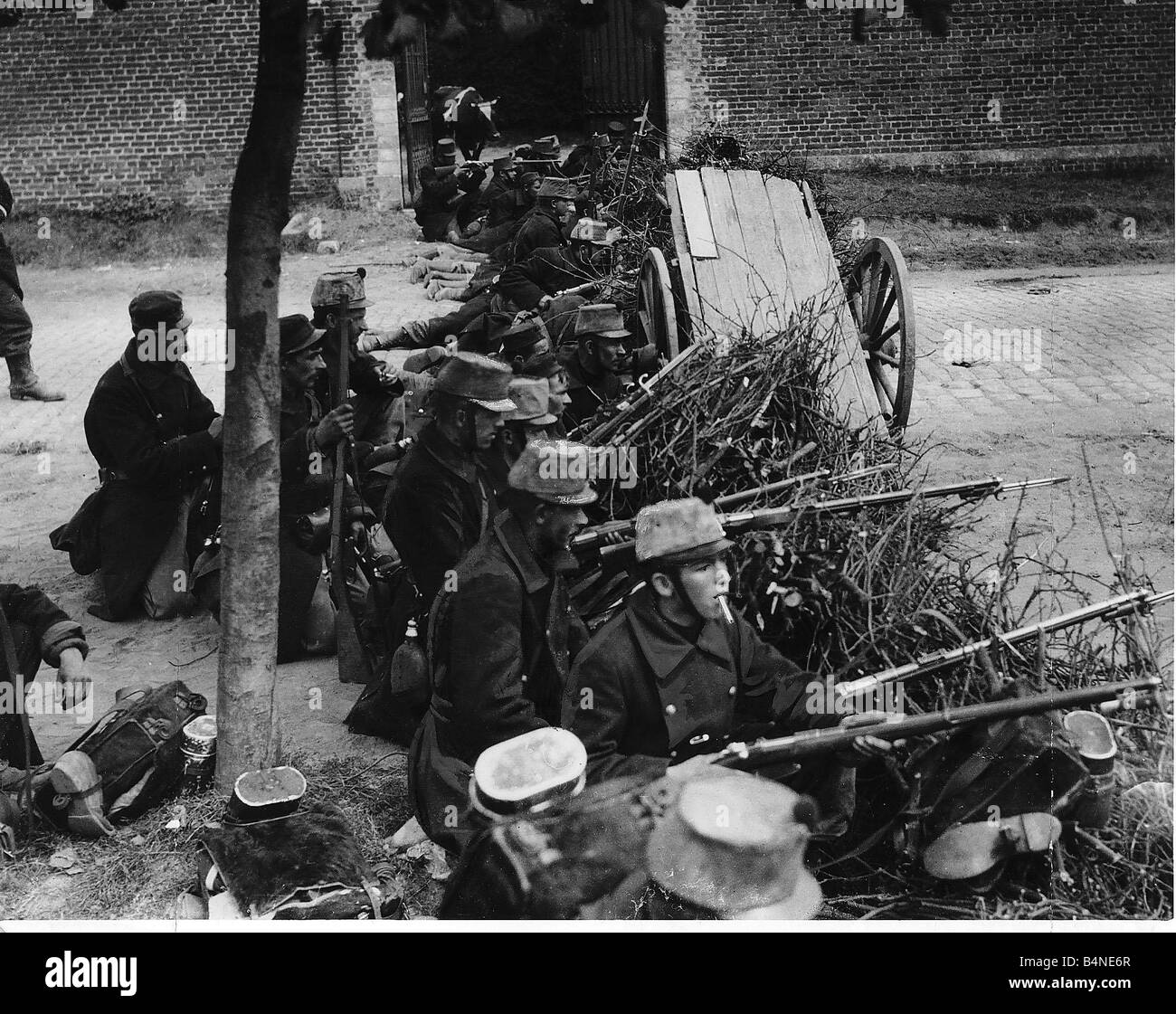 Erster Weltkrieg belgischen Truppen nehmen Position hinter einer Barrikade Angriff der deutschen 1914 warten Stockfoto