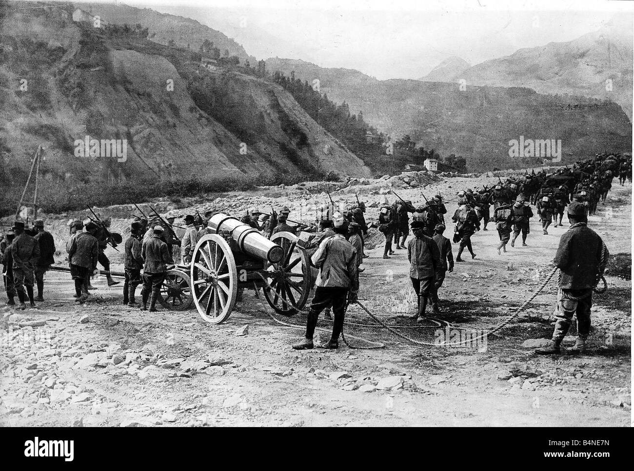 Weltkrieg eine italienische Truppen im März mit Kanone Oktober 1915 Stockfoto