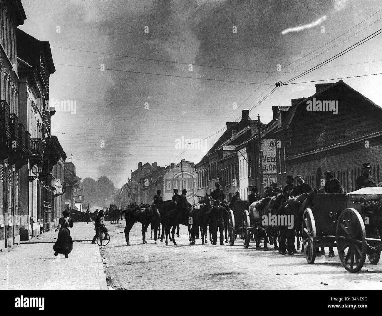 Weltkrieg eine belgische Calvalry Truppen auf Reiten 1914 Rückzug von vorne kommen in der Stadt des Löwen Stockfoto